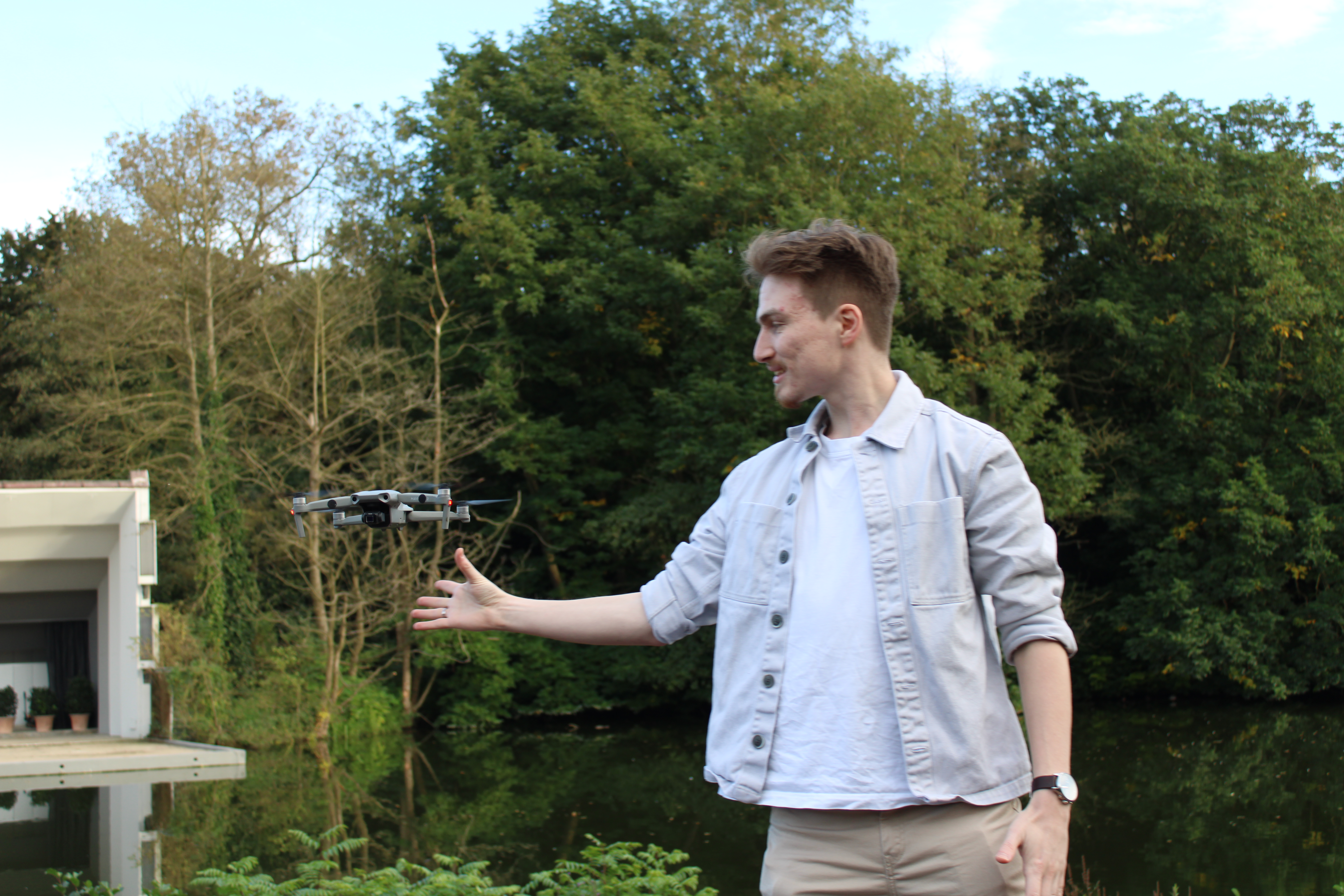 Salih beim Drohne fliegen